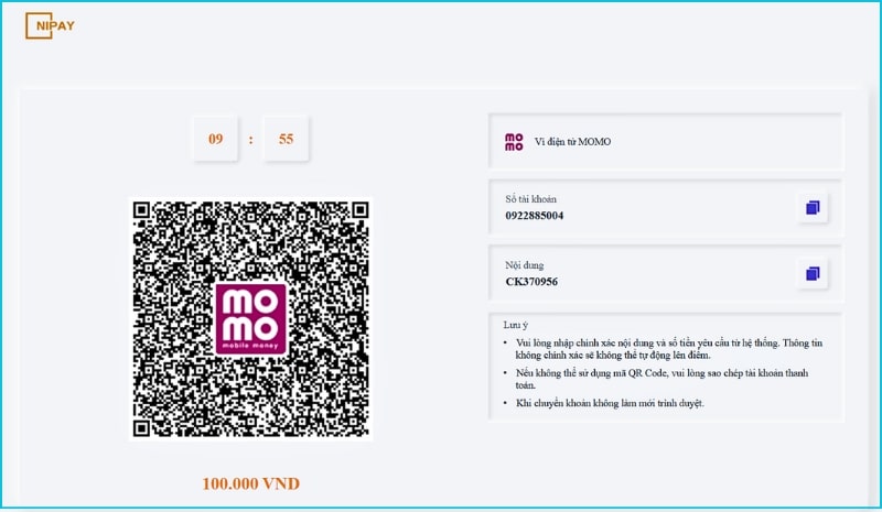 Thành viên quét mã QR Momo để nạp tiền lên tài khoản